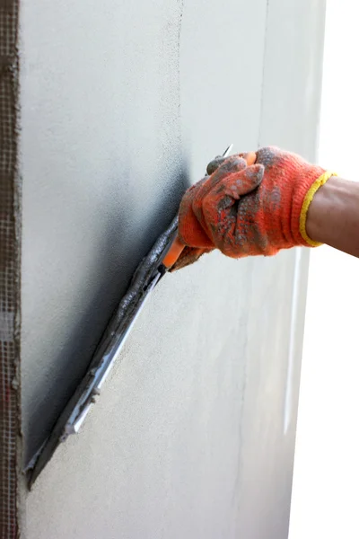 Hand putzt Wand mit Spachtelmesser für Fassade — Stockfoto