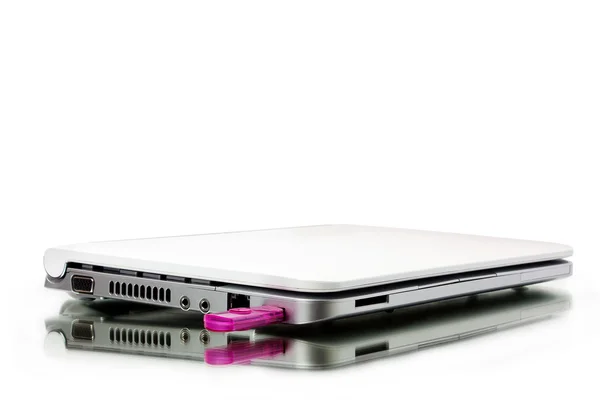 Netbook und USB-Stick — Stockfoto