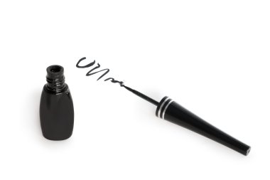 göz kalemi ile boyalı dalgalı çizgi açık