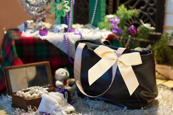 バッグの贈り物として飾られてクリスマスの背景 — ストック写真