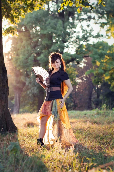 Женщина с традиционным вентилятором — стоковое фото