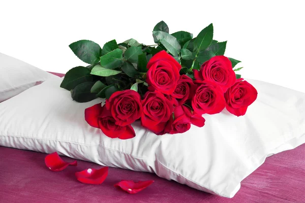 Růže červené na bílém polštáři — Stock fotografie