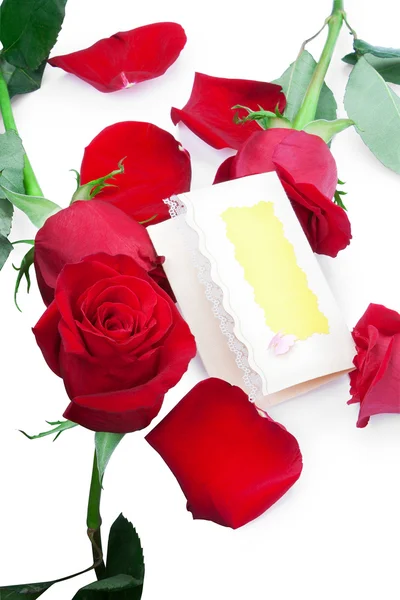 Rosas rojas con una tarjeta de regalo en blanco — Foto de Stock