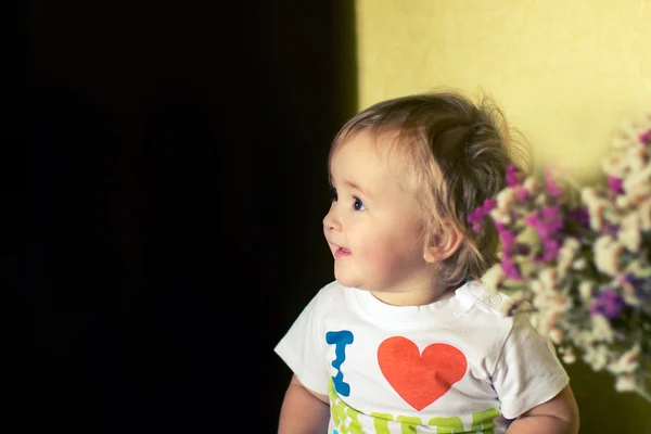 Sorridente bambina distoglie lo sguardo — Foto Stock