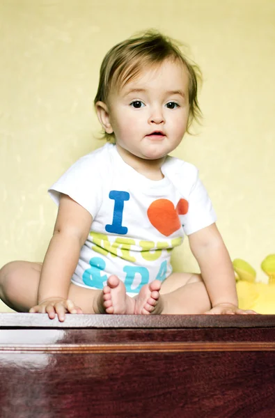 Μικρό μωρό κορίτσι, συνεδρίαση για το κομμό — Φωτογραφία Αρχείου