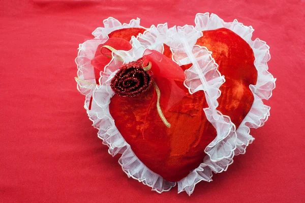Corazón de tela roja sobre un fondo rojo —  Fotos de Stock