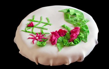 Badem ezmesi gül ve yaprakları beyaz pasta yaptım