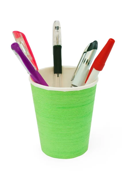 Verschiedene Stifte in einem grünen Plastikbecher — Stockfoto