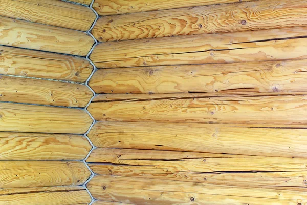 Ecke des Hauses ist aus Holzstämmen und verschlungenen Seilen gebaut — Stockfoto