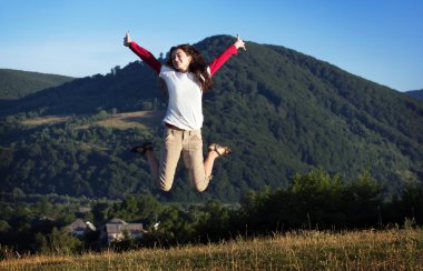 Kız dağlar bir arka plan üzerinde atlar