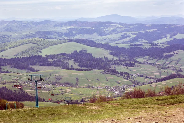 Landschaft der Karpaten mit Skilift — Stockfoto