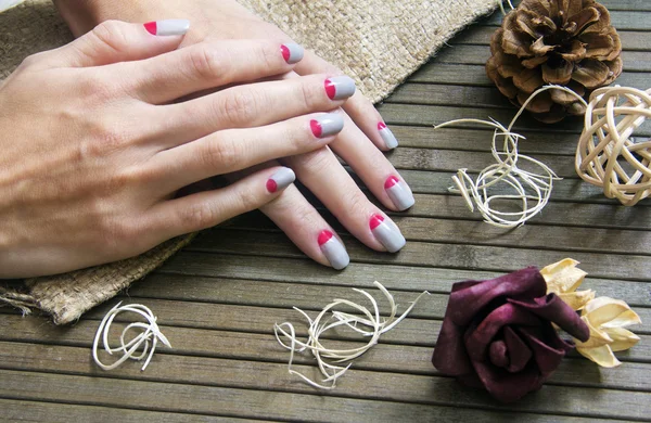 Grijs met roze maan nail art manicure Rechtenvrije Stockfoto's