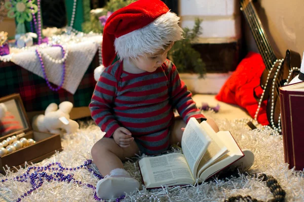 Baby in Santa hat read a book — Stock Photo, Image