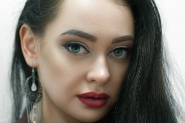 Kırmızı dudaklar ile kız