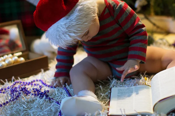 Baby in Santa hat read a book — Stock Photo, Image