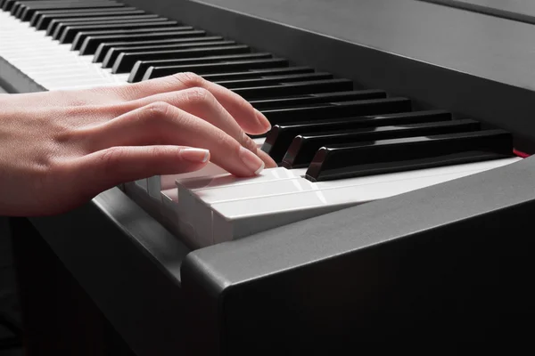 Kvinnans hand spela piano — Stockfoto