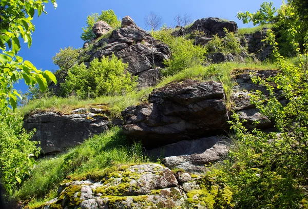 Top van de berg met gras rond — Stockfoto