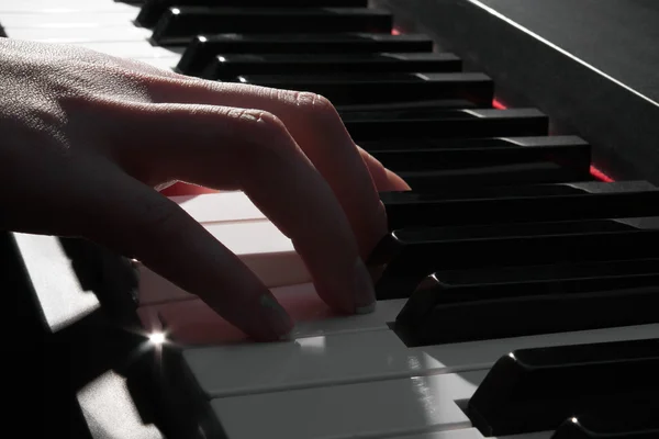 Kvinnans hand spela piano — Stockfoto