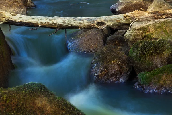 Fallande suddiga vatten bland stenar — Stockfoto