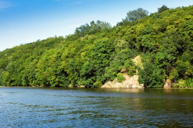 nehir ve yeşil ağaçlar ile Dağları 