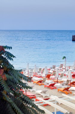 Turuncu ve beyaz şezlong Deniz Manzaralı