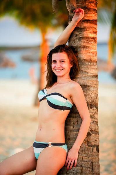 Худий російських сексуальна вагітна дівчина на пляжі рай — стокове фото