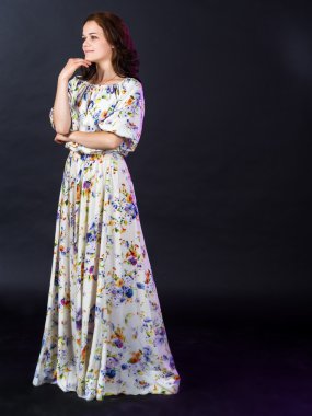 Uzun yaz elbise güzel kadın