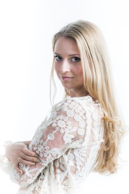 Beyaz yarı saydam bluz beyaz bir arka plan üzerinde Güzel Rus sarışın kız