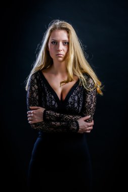 siyah bir arka plan koyu guipure elbiseli sarışın kız