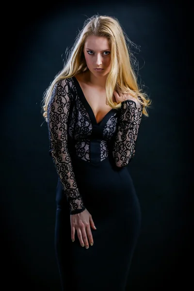 Blondýnka na černém pozadí v tmavé guipure šaty — Stock fotografie