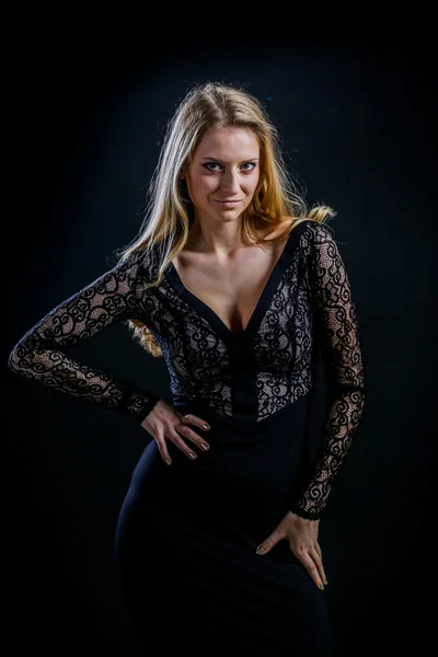 Блондинка на черном фоне в темном платье Гипур — стоковое фото