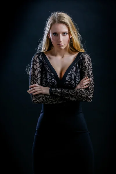 Блондинка на черном фоне в темном платье Гипур — стоковое фото