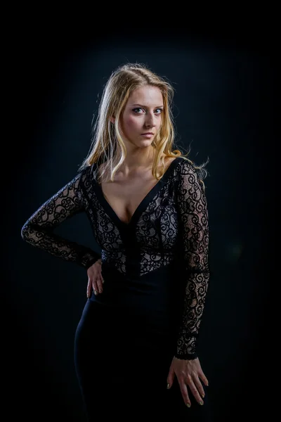 어두운 이브닝 드레스에 검은색에 금발 여자 — 스톡 사진