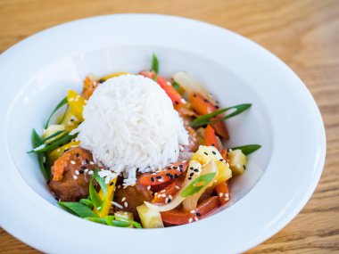 pirinç ve sebze ile teriyaki soslu tavuk