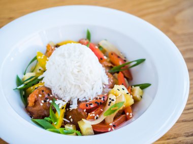 pirinç ve sebze ile teriyaki soslu tavuk