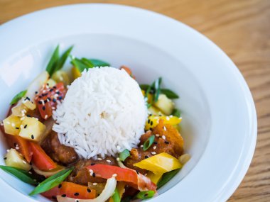 pirinç ve sebze ile teriyaki soslu tavuk