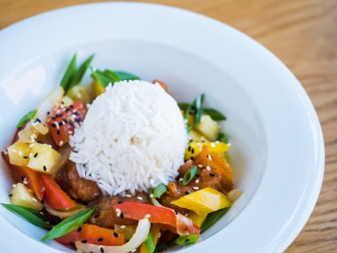 pirinç ve sebze ile teriyaki soslu tavuk