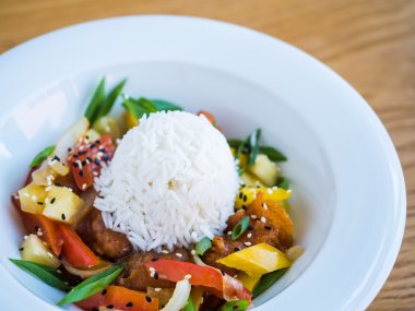 pirinç ve sebze ile teriyaki soslu tavuk