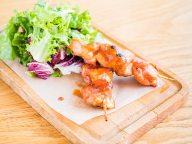 bir şiş ve sebze soslu tavuk