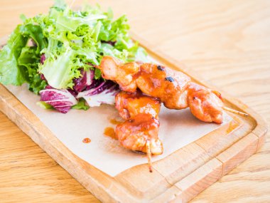 bir şiş ve sebze soslu tavuk