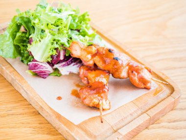 bir şiş ve sebze soslu tavuk