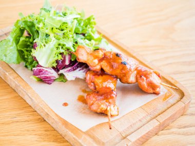 bir şiş ve sebze soslu tavuk