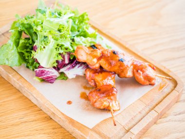 bir şiş ve sebze soslu tavuk