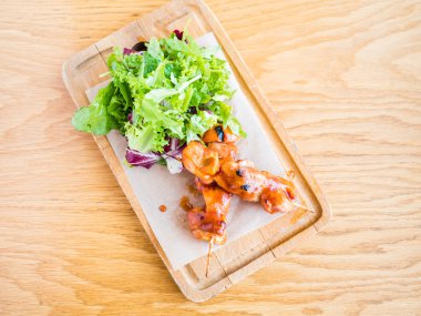 bir şiş ve sebze soslu tavuk