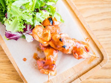 bir şiş ve sebze soslu tavuk