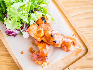 bir şiş ve sebze soslu tavuk