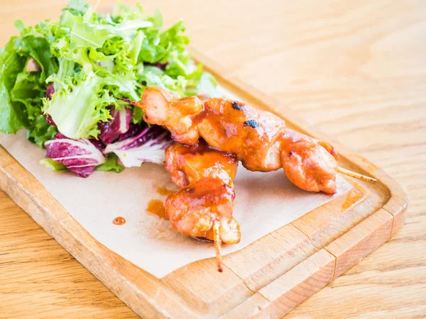 bir şiş ve sebze soslu tavuk