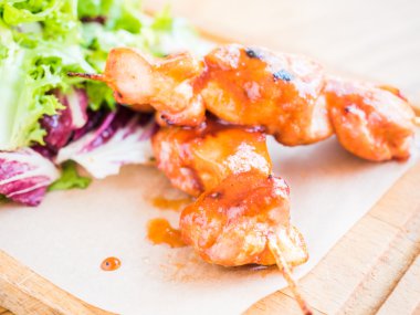 bir şiş ve sebze soslu tavuk