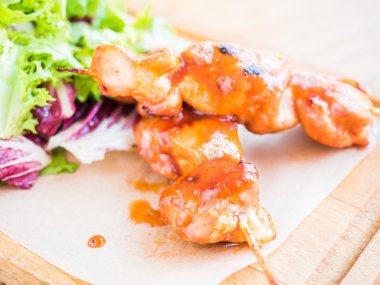 bir şiş ve sebze soslu tavuk