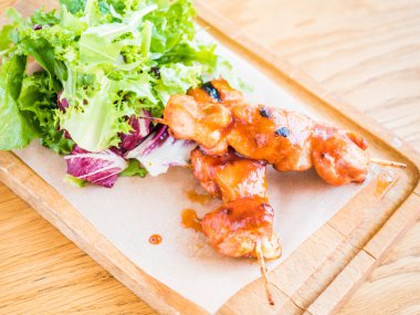 bir şiş ve sebze soslu tavuk